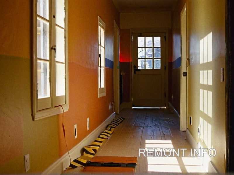Проверка вертикальности при помощи уровня